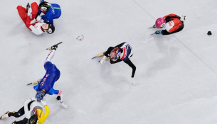 Momenti i tmerrshëm në Lojërat Olimpike, patinatorja goditet pranë syrit nga tehu i rivales