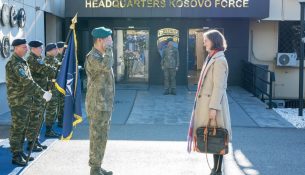 Komandanti i KFOR-it takohet me zyrtaren e lartë të BE-së për Ballkanin Perëndimor