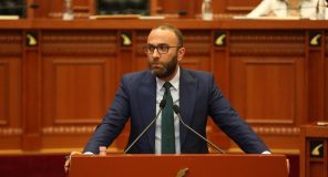 Bardhi thirrje qytetarëve për pjesëmarrje në protestën para Kryeministrisë