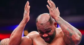 Goditja që i rrëzoi… paruken: moment surreal në boks