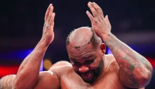 Goditja që i rrëzoi… paruken: moment surreal në boks