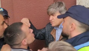 Banorët në Durrës protestë para Bashkisë, përplasje me policinë