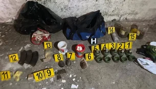 Policia gjen armë dhe municion në një shtëpi të pabanuar në Zubin-Potok