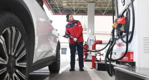 Kina tërheq rritjen e çmimeve të karburantit për të “zvogëluar barrën” mbi shoferët