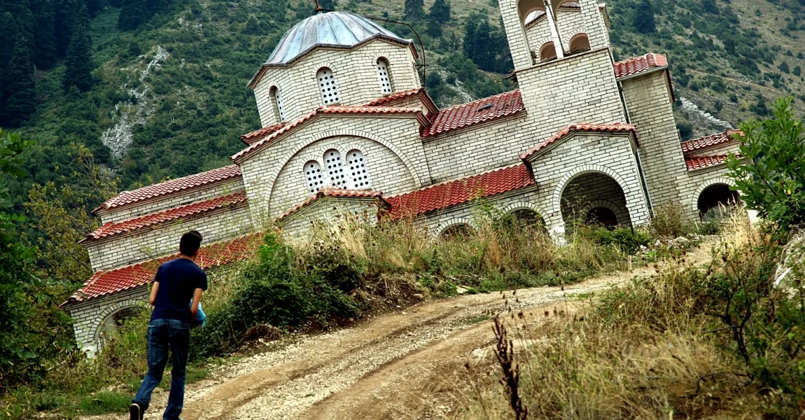 Kisha në Greqi që është më e anuar se Kulla e Pizës