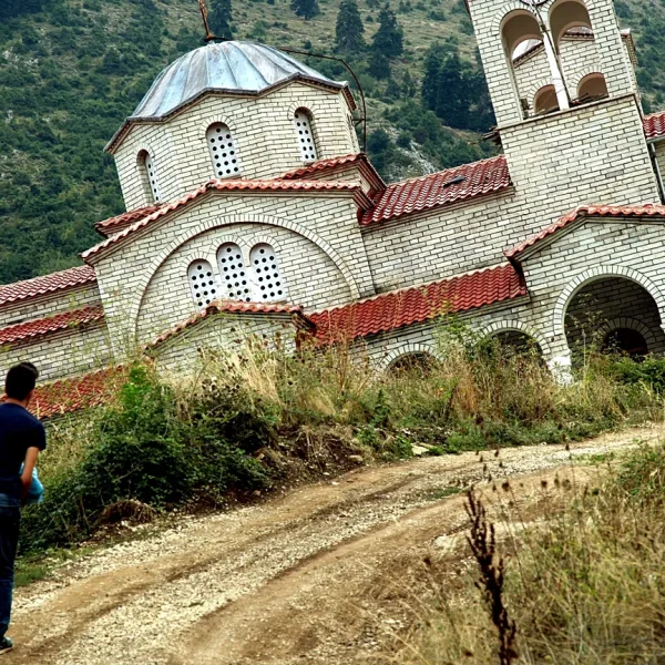 Kisha në Greqi që është më e anuar se Kulla e Pizës