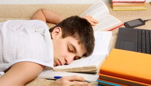 Adoleshentët po flenë më pak se kurrë, zbulon studimi