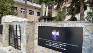 Kushtetuesja pezullon përkohësisht dekretin e Osmanit për shpërndarjen e Kuvendit