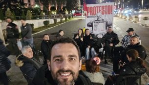 Policia procedon Adriatik Lapajn për protestat para Kryeministrisë
