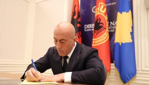 Haradinaj nënshkruan peticionin në përkrahje të ish-krerëve të UÇK-së