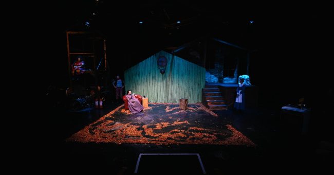 Premiera e shfaqjes “Bidermanit dhe Zjarrvënësve” shënon Ditën Botërore të Teatrit në Prishtinë