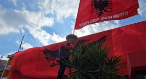 Flamuri kuqezi ‘pushton’ Fierin – ‘Dy zemra për një komb’