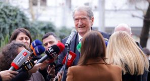 Berisha kërkon ndjesë për sulmin me molotovë ndaj vilës së ish-diktatorit