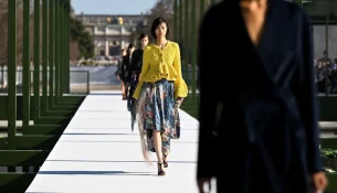 Dior sjell pranverën e Parisit në koleksionin e dytë të Andersonit për femra