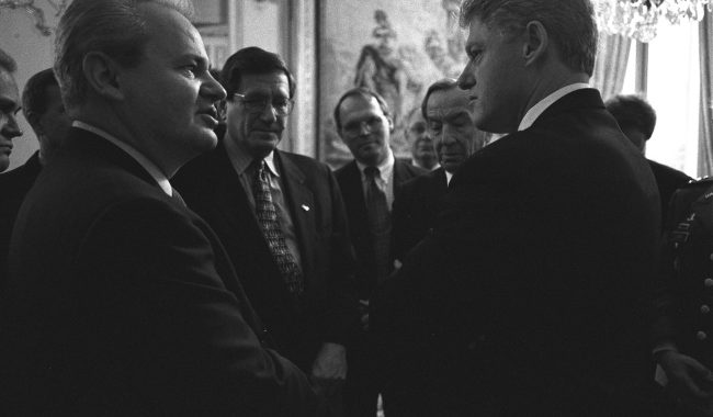 48 orë para ngritjes së avionëve të NATO-s: Paralajmërimi i fundit i Clintonit për Millosheviçin