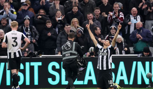 Newcastle me 10 lojtarë shtang Man United
