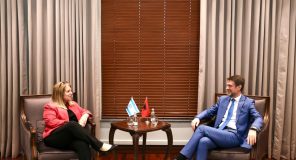 Shqipëria forcon marrëdhëniet me Izraelin dhe dënon Iranin