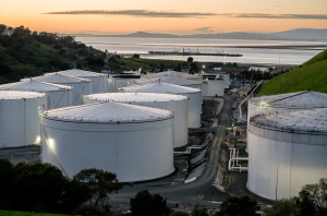 Tregjet e naftës në alarm: çmimet rriten me 35% për një javë