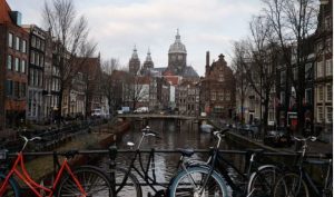 ‘Sulm i qëllimshëm’: Shpërthimi dëmton shkollën hebraike në Amsterdam