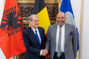 Berisha takon presidentin e parlamentit të Brukselit, paralajmëron ‘rrezikun’ për demokracinë në Shqipëri