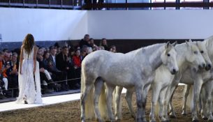 Stella McCartney vendos kuajt në qendër të sfilatës në Javën e Modës në Paris