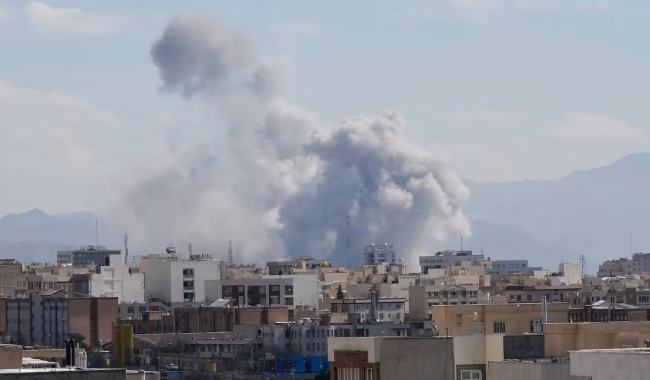 Izraeli thotë se po kryen sulme ajrore në Iranin verior ‘për herë të parë’