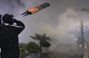 BE dënon dhunën gjatë protestës së opozitës, kërkon dialog politik