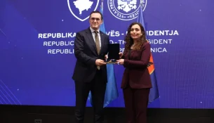 Rektori Edmond Hajrizi dekorohet me Medaljen Presidenciale