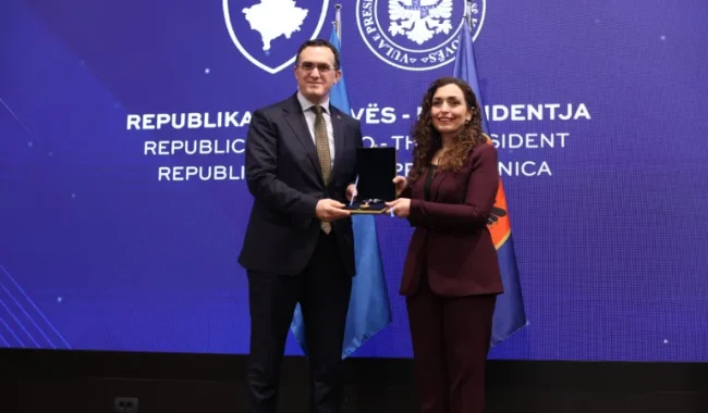 Rektori Edmond Hajrizi dekorohet me Medaljen Presidenciale