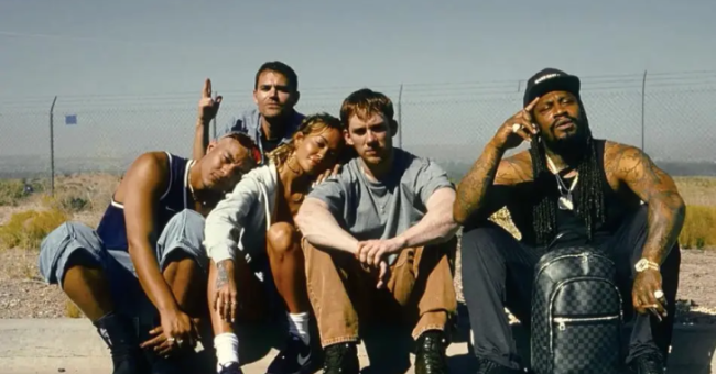 Rita Ora shkëlqen në filmin “He Bled Neon”