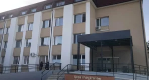 Punëtorët teknikë në spitalin e Gjakovës në grevë për paga