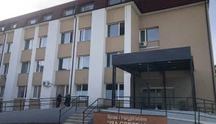 Punëtorët teknikë në spitalin e Gjakovës në grevë për paga