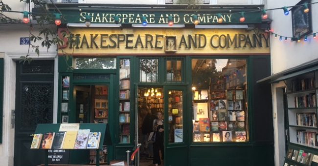 A mund të flesh në librari?