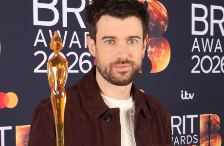 Jack Whitehall përballet me probleme gjatë BRIT Awards 2026