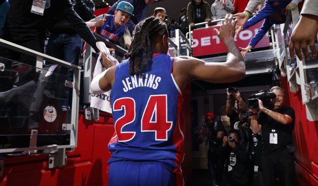 Pistons ndalin serinë e Lakers