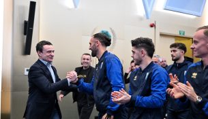 Kurti premton shpërblime që “nuk ua merr mendja” për futbollistët e Kosovës