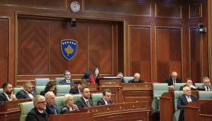 Grumbullohen rreth 40 nënshkrime, seanca pritet rreth orës 19:00