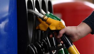 Ulen lehtë çmimet e derivateve, nafta bie në 1.84 euro