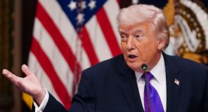 Çmimet e naftës bien teksa Trump kërcënon Iranin për Ngushticën e Hormuzit