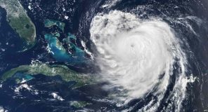 Deri në 16 stuhi kërcënojnë bregdetin amerikan