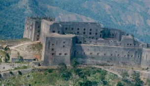 Të paktën 30 persona dyshohet se kanë vdekur në një përplasje në një vend turistik haitian