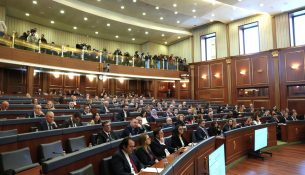 Kuvendi mes përplasjeve: miratohet rezoluta e PDK-së, debat për paga, naftë dhe KQZ