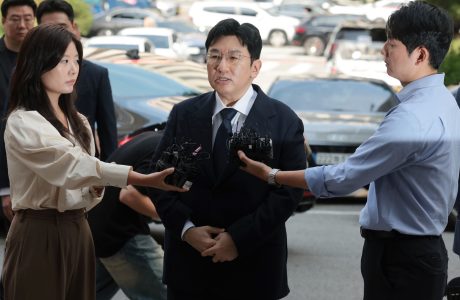 Bang Si-Hyuk nën hetim: Policia kërkon arrestimin e kreut të HYBE