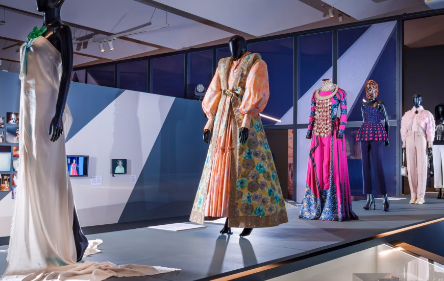 Ekspozita “Catwalk” rrëfen historinë e shfaqjeve të modës