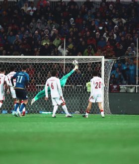 Një dorë, disa gishta dhe një shtyllë