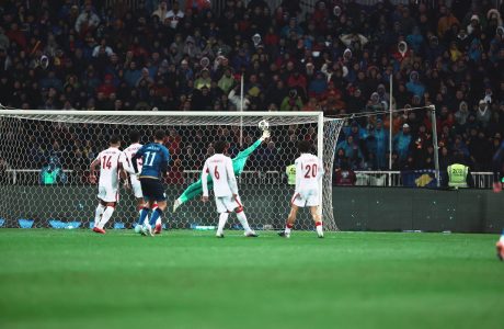 Një dorë, disa gishta dhe një shtyllë