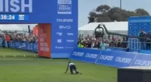 Lodhje ekstreme, atletja kalon vijën e finishit duke u zvarritur pas ka përshkuar 56 km