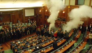 Shtyhet seanca për gazin lotsjellës në kuvend, paralajmërohen masa detyruese