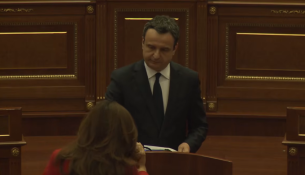 Musliu ia largon mikrofonin Kurtit