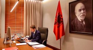 Hoxha reagon për akuzat mbi “mesazhet”: Qëndrimet e politikës së jashtme nuk komunikohen me WhatsApp